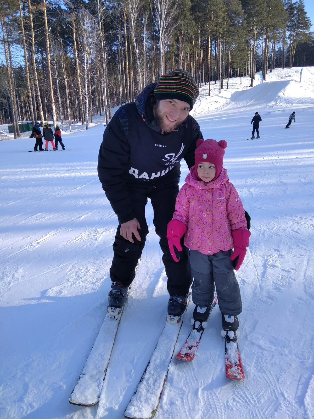Инструктор горные лыжи Тюмень с учениками на склоне