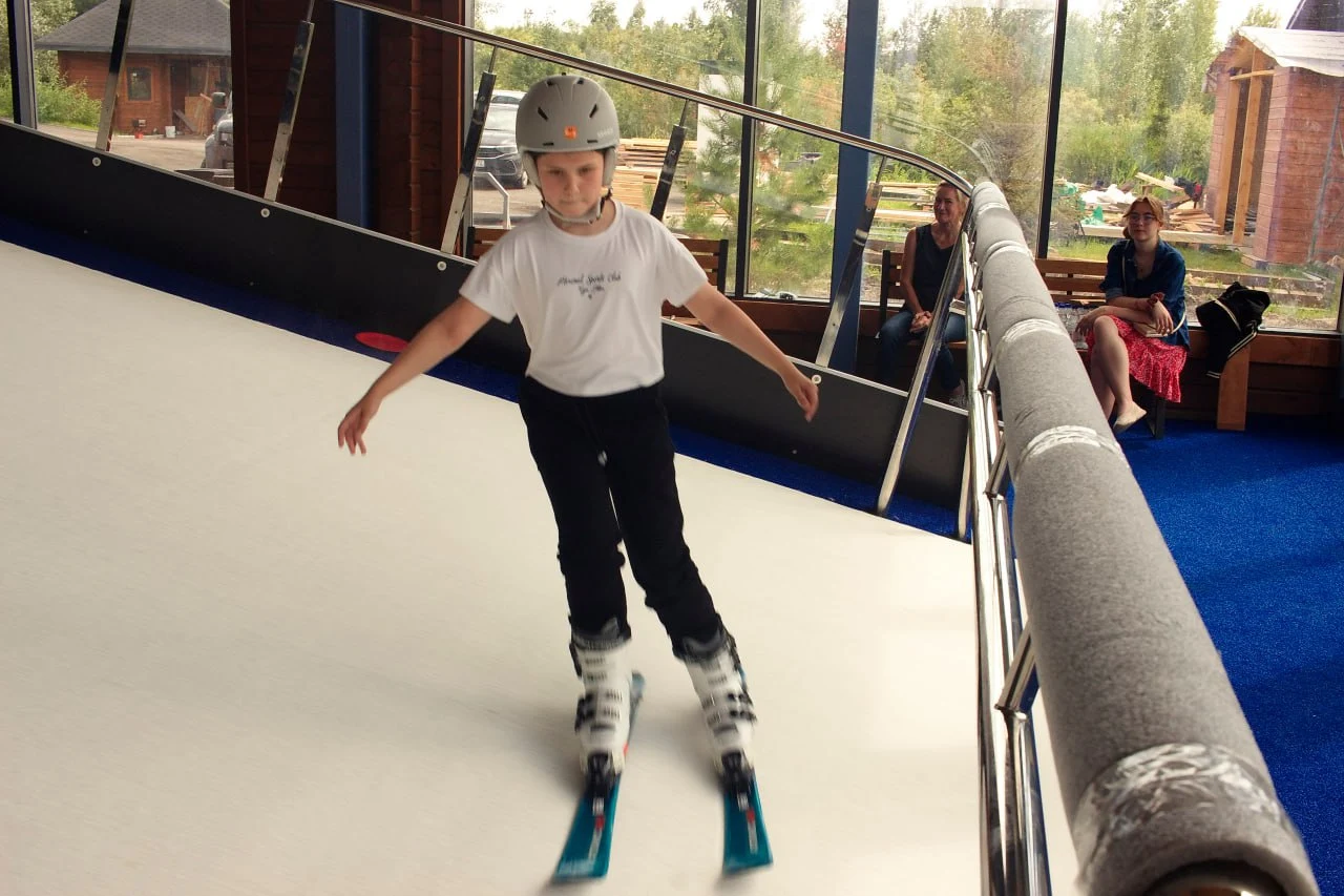 Ребенок на горнолыжном тренажёре Горностайл72 летом
